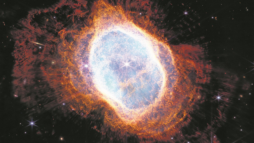 James Webb Uzay Teleskobu’nun çektiği bu fotoğraf Southern Ring adlı nebulayı gösteriyor. 2500 ışık yılı uzaktaki nebula, NASA’nın tabiriyle ölmeden önce son performansını sergiliyor. 12 Temmuz’da yayınlandı.