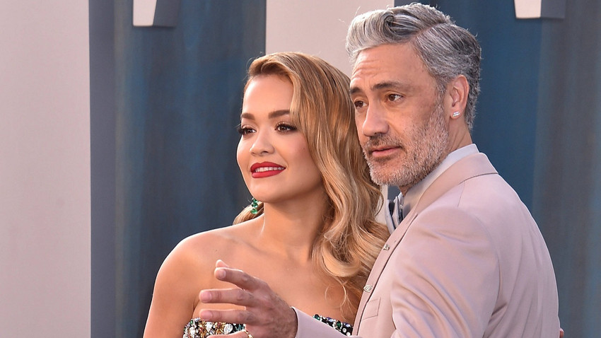 İngiliz şarkıcı Rita Ora, Thor'un yönetmeni Taika Waititi gizlice evlendi