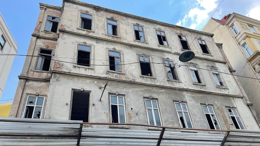 Ceneviz Sarayı ‘niyeti ciddi’ alıcısını bekliyor