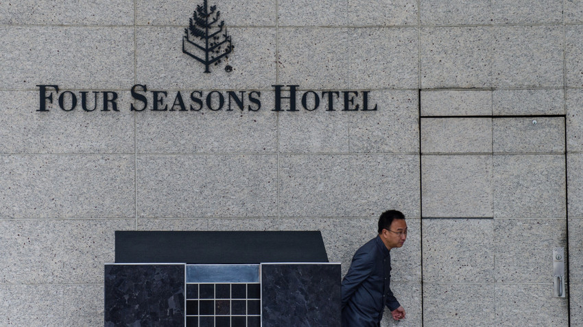 1 Şubat 2017'de bir çalışan, Xiao Jianhua'nın uzun süre kaldığı Hong Kong'taki Four Seasons otelin önünde yürüyor (Anthony Wallace /Getty Images-2017)