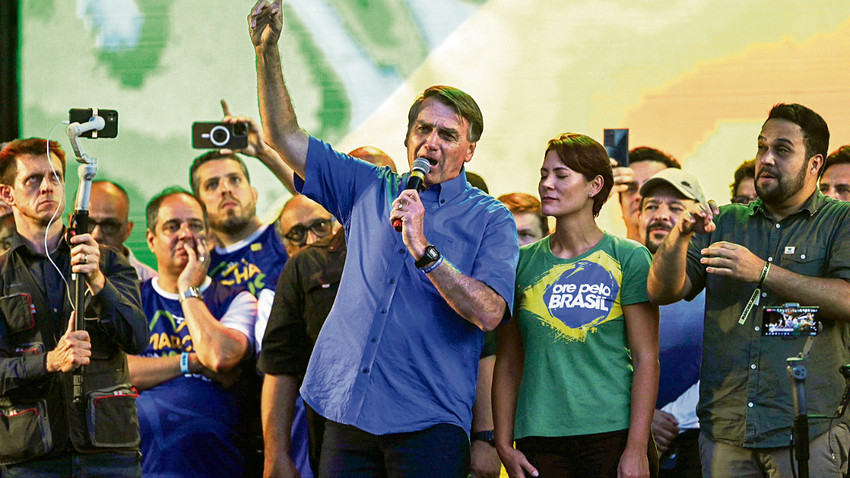 Brezilya Devlet Başkanı Jair Bolsonaro Rio de Janeiro'da 13 Ağustos günü düzenlenen İsa Yürüyüşü’nde konuşuyor. Bolsonaro’nun eşi Michelle de dindar bir Evanjelist