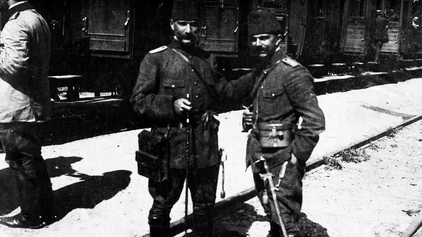 Kurmay  Yüzbaşı İzzettin, 1910’da Kolağası yani Yüzbaşı Mustafa Kemal ile birlikte Selanik tren garında