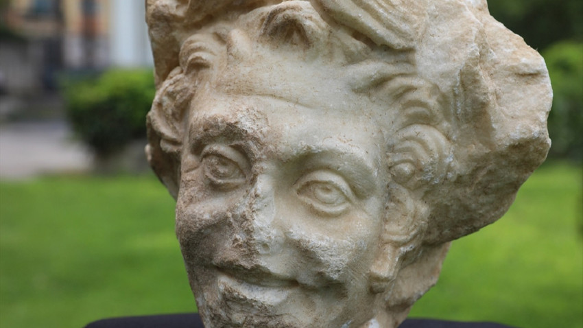 Smyrna Tiyatrosu'ndaki kazıda bulunan heykel başı koruma altında