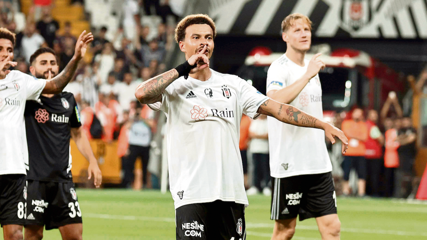 Dele Alli ilk kez Beşiktaş formasını giydiği Sivasspor karşılaşmasının ardından taraftarları selamlıyor