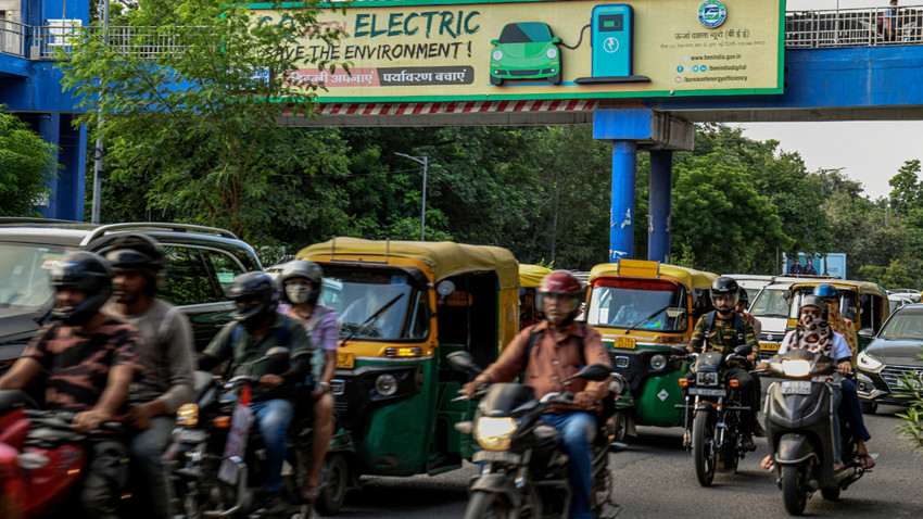 Ulaşımın çoğunlukla iki ve üç tekerlekli araçlardan oluştuğu Yeni Delhi caddesi (Atul Loke/The New York Times)
