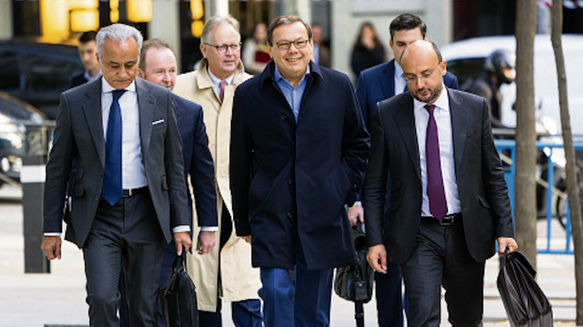 Mihail Fridman (ortadaki)  LetterOne adlı şirketin kurucusu ancak şirketin yönetim kurulundan istifa etti.  Bu şirkete bağlı IMTIS Holding, Turkcell’in de yüzde 19.8’lik ortağı