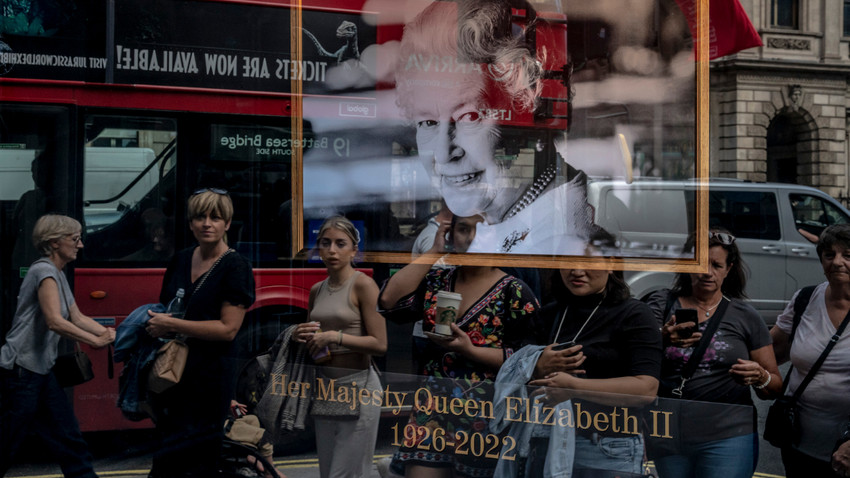 Kraliçe II. Elizabeth'in portresi vefat ettiği gündün itibaren ülkenin dört bir yanında sergileniyor (Fotoğraf: Andrew Testa/The New York Times)