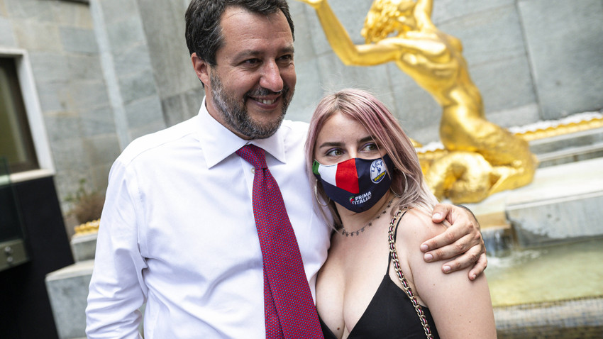 Matteo Salvini, adaylarına destek vermek için Torino'ya e geldi. Salvini, seçmenleriyle de fotoğraf çektirdi