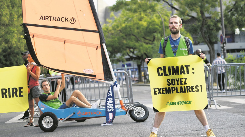 Greenpeace aktivistleri bir maç öncesinde Parc des Princes stadyumunun dışında PSG teknik direktörünün küresel ısınma alayını “İklim: Örnek olun!” pankartıyla protesto ediyor.