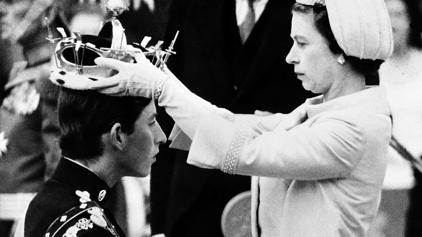 II. Elizabeth oğlu Charles’a 1969’da Galler prensi olduğunda taç  takıyor.