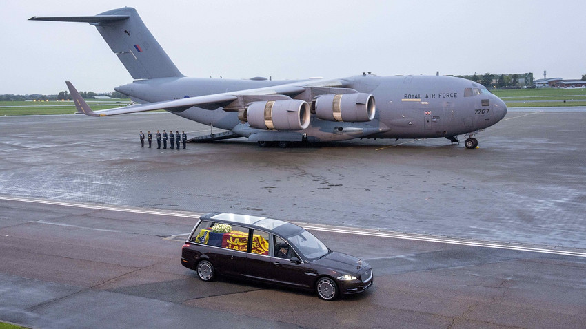 Kraliçe'nin cenazesini taşıyan uçağı 5 milyon kişi izledi