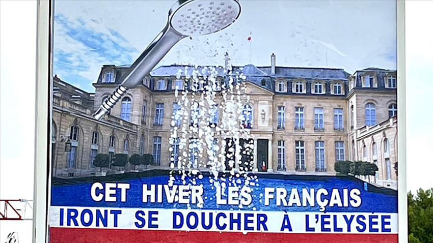 Fransa'da enerji sıkıntısına dikkati çeken duş başlıklı Elysee Sarayı afişi gündem oldu