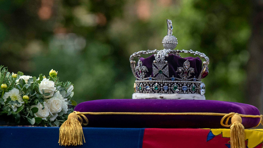 Taç, Kraliçe II. Elizabeth'in tabutunun üzerinde duruyor. (James Hill/New York Times)