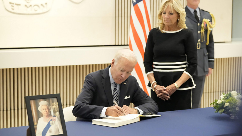 Joe Biden, Kraliçe Elizabeth'in taziye defterine yazarken kopya çekti