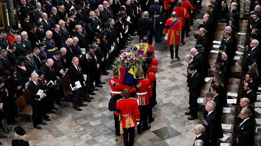 Kraliçe Elizabeth'in naaşı cenaze töreni için Westminster Abbey Kilisesi'ne getirildi