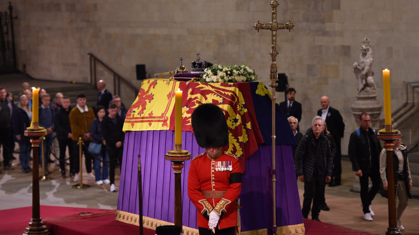 İngiltere Kraliçesi 2. Elizabeth'in tabutunu çeyrek milyondan fazla kişi ziyaret etti