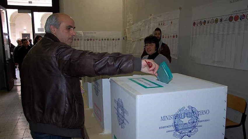 İtalya'da genel seçimlerde, seçmenler oy kullanmaya başladı