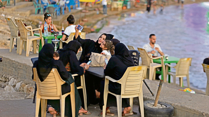 Sahillerden gelen fotoğraflar doğru ama herkes öyle yaşamıyor. Şam’dan Lazkiye’ye gitmek için 200 dolarlık yakıt lazım. Eskiden bu paraya ailecek Türkiye’ye gidebilirdik (Fotoğraf: Louai Beshara/AFP via Getty Images)