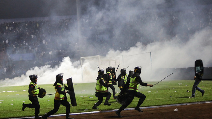 Endonezya'daki futbol faciasında polisin orantısız güç kullandığı tespit edildi