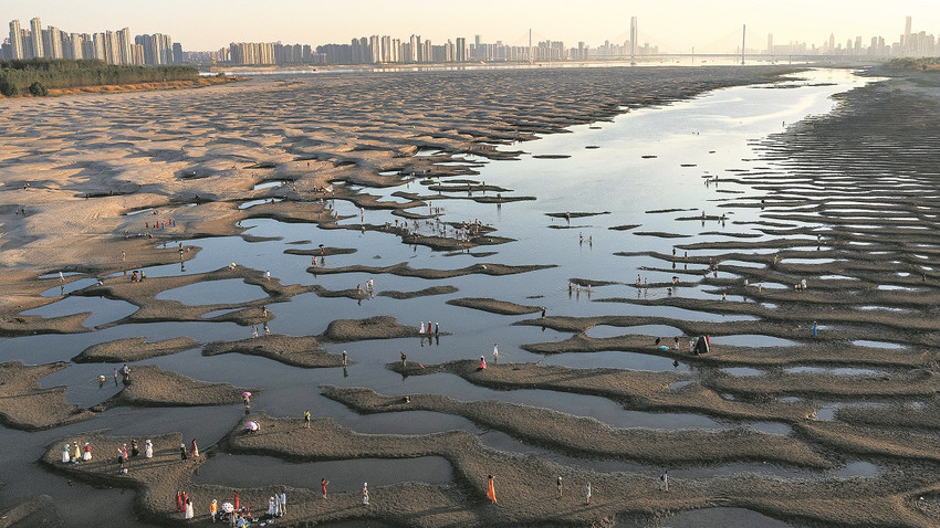 Dünyanın en uzun üçüncü akarsuyu Yangtze Nehri yaz boyu kuraklıktan dolayı geri çekildi. Mevsimsel gelgit etkisi de her zamankinden büyük oldu.