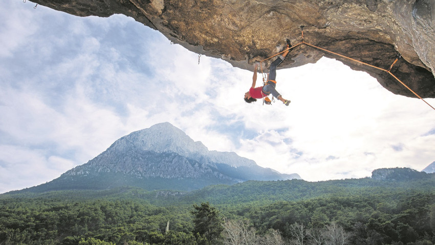 Türkiye’nin en iyi kaya tırmanıcılarından Mümin Karabaş, bu rotada âdeta yer çekimine meydan okuyor