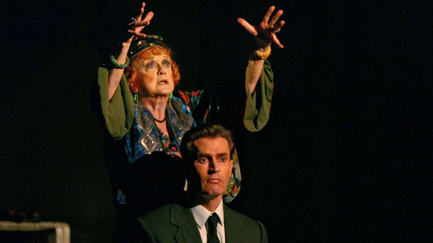 Angela Lansbury, 11 Mart 2009'da New York'taki Shubert Tiyatrosu'nda  Rupert Everett ile birlikte Blithe Spirit oyununda rol alırken (Fotoğraf: Sara Krulwich/The New York Times)