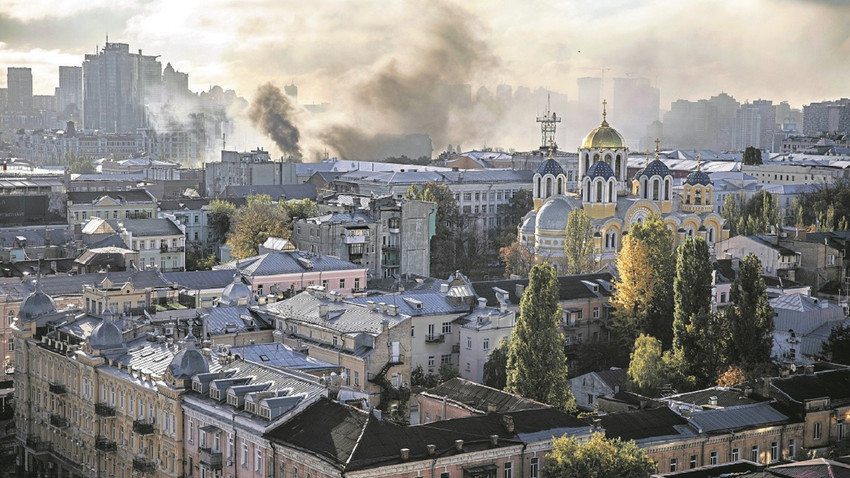Rusların 10 Ocak günü vurduğu Kiev binalarından dumanlar yükseliyor.  FInbarr O'ReIlly/The New York TImes
