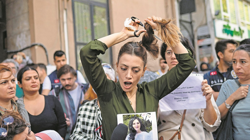 Nasibe Shamsaei, İstanbul’da İran Konsolosluğu önündeki protesto gösterisinde saçlarını böyle keserek simge oldu...
