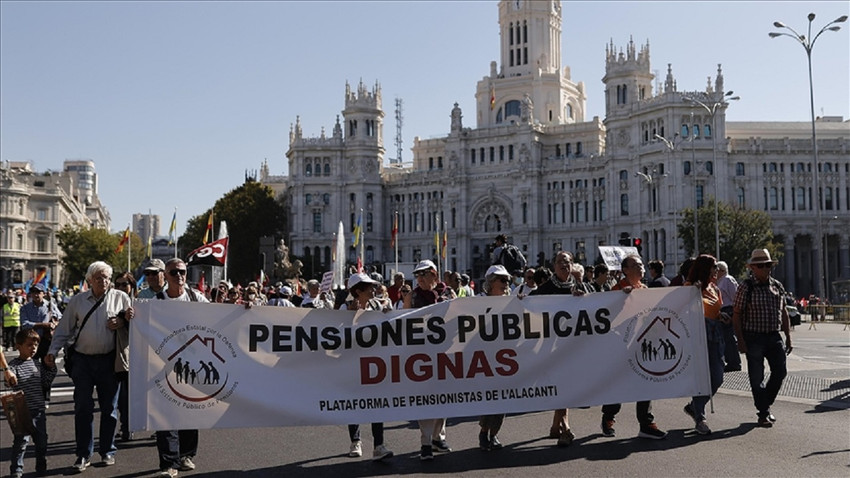 İspanya'da emekliler hayat pahalılığına karşı yürüdü