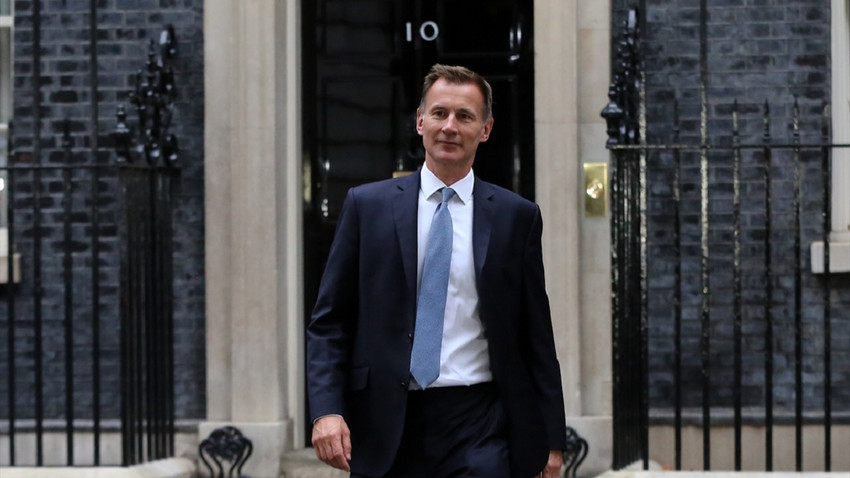 İngiltere'nin yeni Maliye Bakanı gelir vergisini azaltma planından vazgeçti