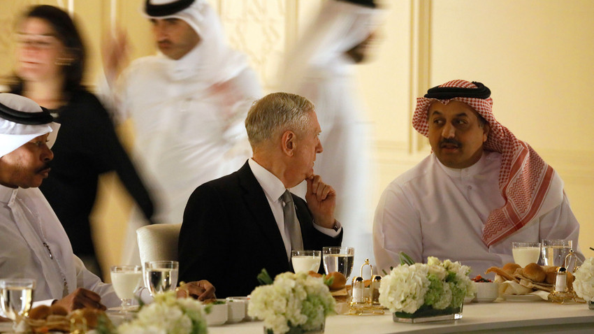 Katar Savunma Bakanı Khalid bin Mohammad Al-Attiyah, ABD Savunma Bakanı James Mattis'i 22 Nisan 2017 tarihinde Doha, Katar'da akşam yemeğinde ağırladı. (Fotoğraf: Jonathan Ernst-Pool/Getty Images)