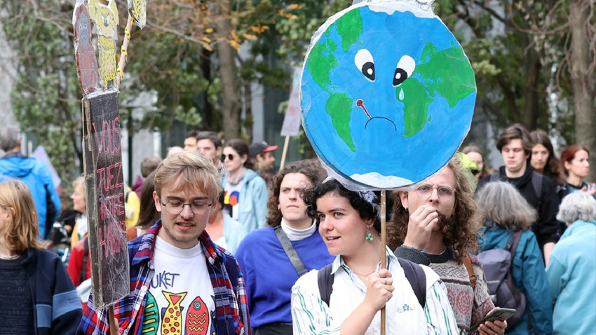 Brüksel'de binlerce kişi COP27 öncesinde iklim değişikliği için yürüdü