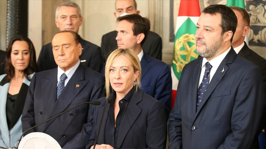 İtalya'nın yeni Başbakanı Meloni, görevi selefi Draghi'den devraldı