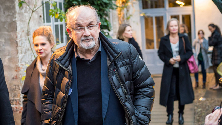 Salman Rushdie bir gözünü kaybetti, bir elini de kullanamıyor 