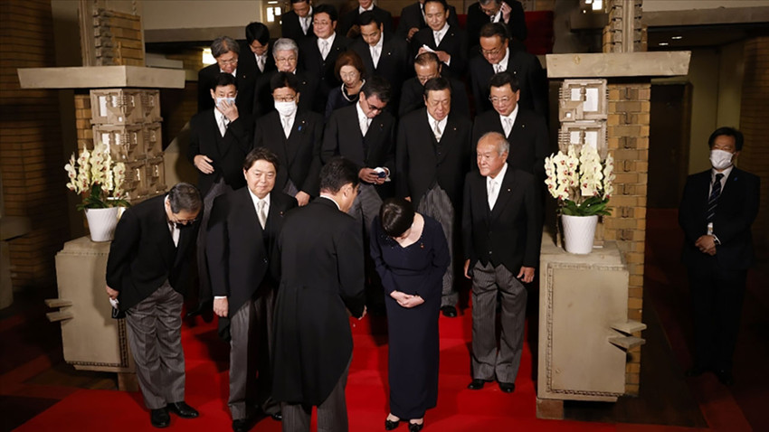 Japon Bakan Moon Tarikatı ile ilişkisi nedeniyle istifa etti