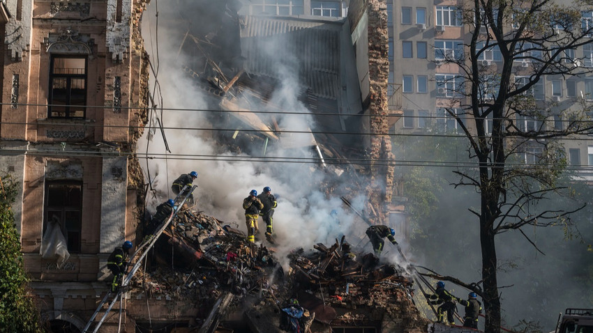 Kurtarma ekipleri, 17 Ekim 2022'de Ukrayna'nın Kiev kentinde bir insansız hava aracı saldırısının ardından bir konut binasının molozlarını tarıyor (Brendan Hoffman/The New York Times)