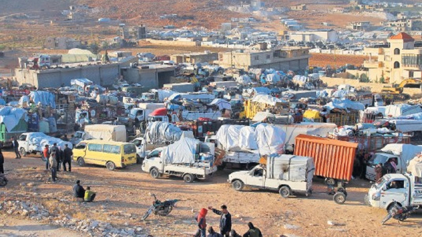 Lübnan’ın kuzeydoğusundaki Wadi Hmayyed’de toplananlar tüm mal varlıklarını yükledikleri kamyonetlerle ülkelerine doğru yola çıktı.