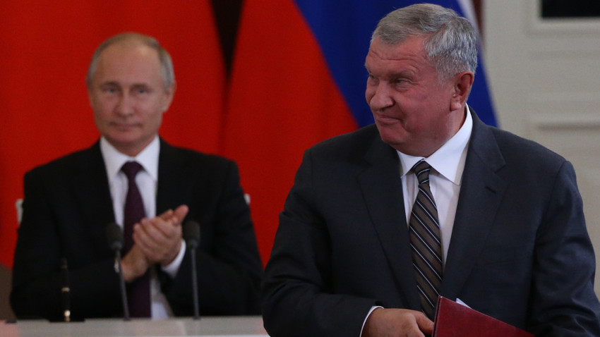 Putin Moskova'daki gerçekleşen Rusya-Çin görüşmeleri sırasında Rosneft Başkanı Igor Sechin'e bakıyor. 5 Haziran 2019 (Mikhail Svetlov/Getty Images)