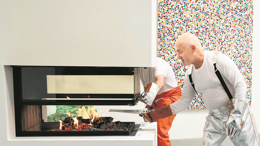 Damien Hirst, NFT’si satın alınan eserlerinin fiziksel versiyonlarını yakarak yok ediyor.  (Fotoğraf: Isabel Infantes/Getty Images)