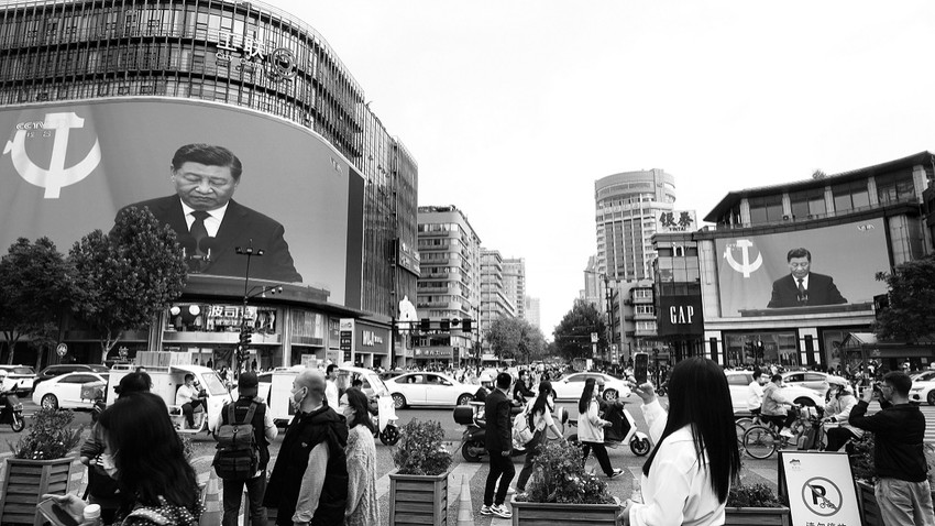 Şi’ye ömür boyu iktidarda kalma yetkisi tanıyan Çin Komünist Partisi kongresi çeşitli şehirlerde dev ekranlardan yayınlandı.