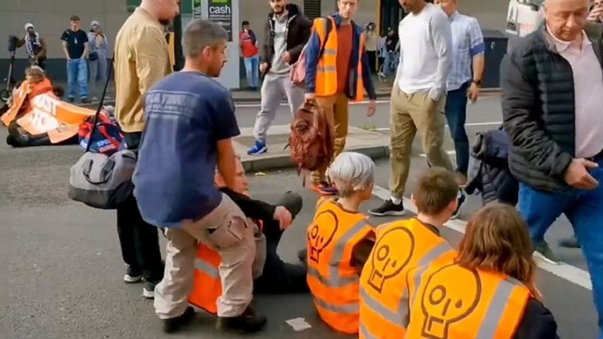Just Stop Oil üyeleri Londra'nın merkezinde yolu keserek sloganlar attı