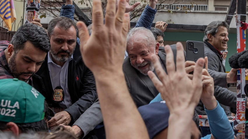 Brezilya'nın eski başkanı Luiz Inacio Lula da Silva, 1 Ekim 2022'de Sao Paulo'daki bir kampanya mitinginde destekçilerini selamlıyor (Fotoğraf: Victor Moriyama/The New York Times)