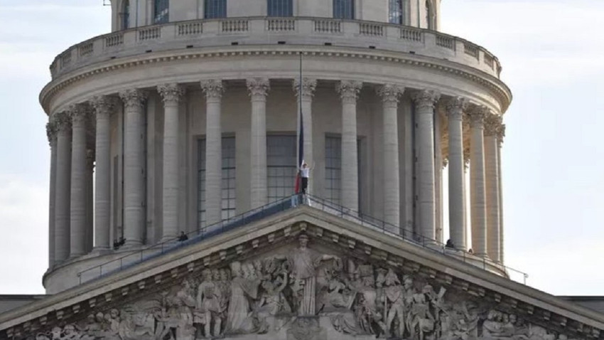 Fransız çevreci Paris'teki tarihi yapı Pantheon'un çatısına çıkarak Fransız bayrağını yarıya indirdi