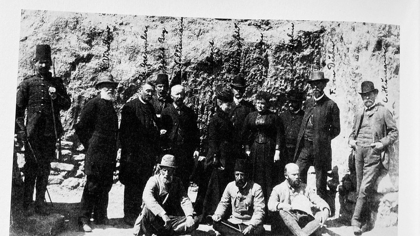 Heinrich Schliemann’ın Troya’daki son fotoğrafı.  Osman Hamdi Bey (oturanlar arasında ortada),  Wilhelm Dörpfeld (ayakta ortada).