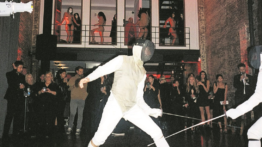 SoHo’nun göbeğindeki partide neredeyse tamamen çıplak dansçı kızlar dans ederken, iki profesyonel eskrimci loş ışığın altında bir tür düelloya tutuşuyorlar