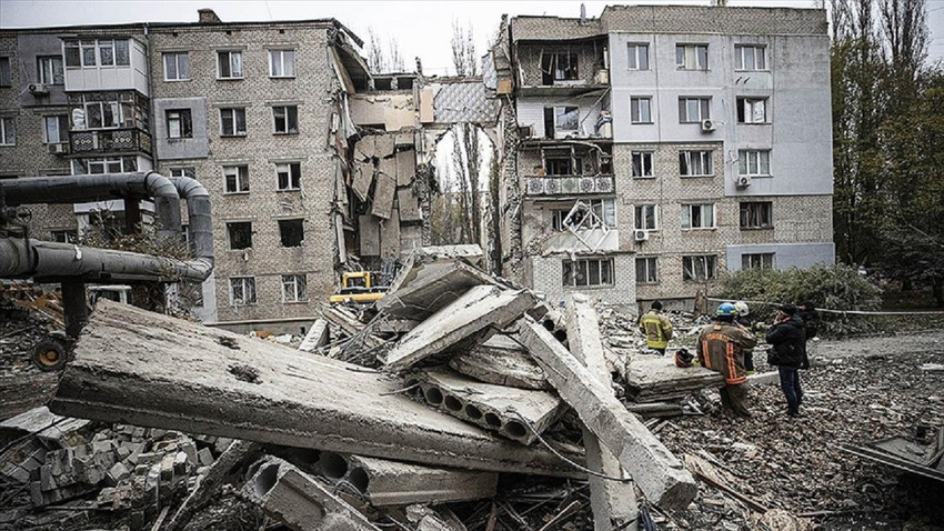 Ukrayna'da bir apartmana düzenlenen füze saldırısında 7 kişi hayatını kaybetti