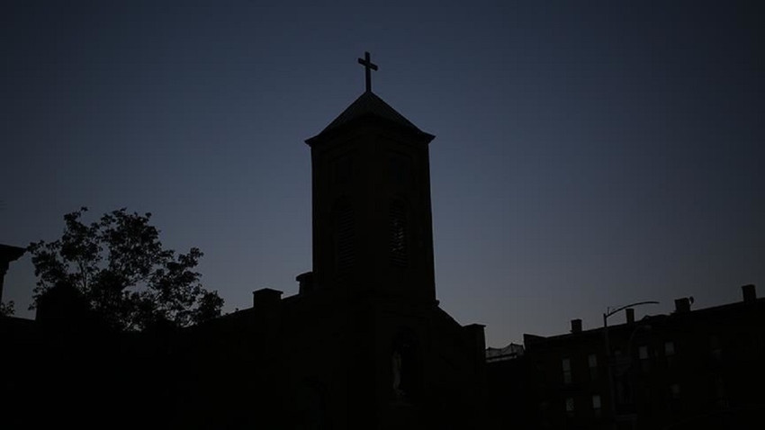 Avustralya'da kilisenin, istismar mağdurlarına davadan çekilmeleri için baskı yaptığı öne sürüldü