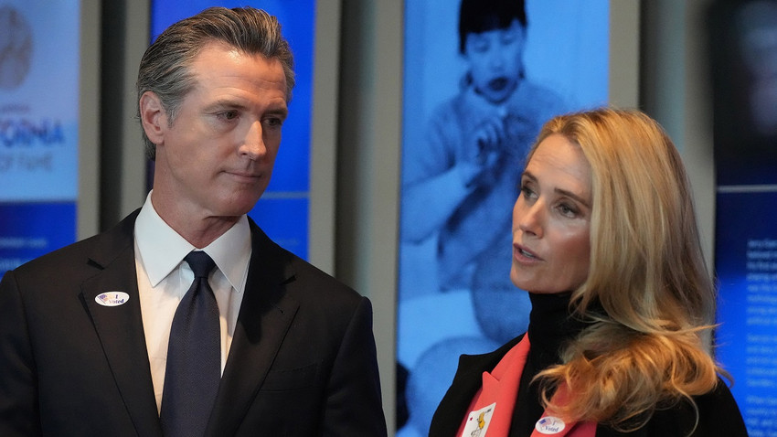 Jennifer Siebel Newsom ve kocası California Valisi Gavin Newsom, 8 Kasım 2022'de Sacramento, California'da oy kullandıktan sonra (Fotoğraf: Jim Wilson/The New York Times)