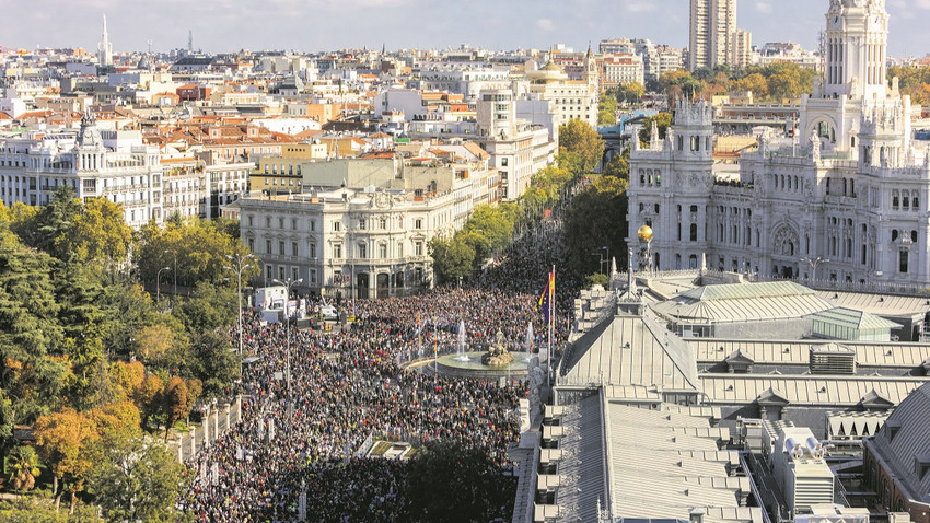 İspanya’nın başkenti Madrid’de 13 Kasım günü yaklaşık 200 bin kişi sağlık sistemi için sokaktaydı. Ülkede kamyoncular da greve çıktı. Fotoğraf:Aldara Zarraoa/Getty Images