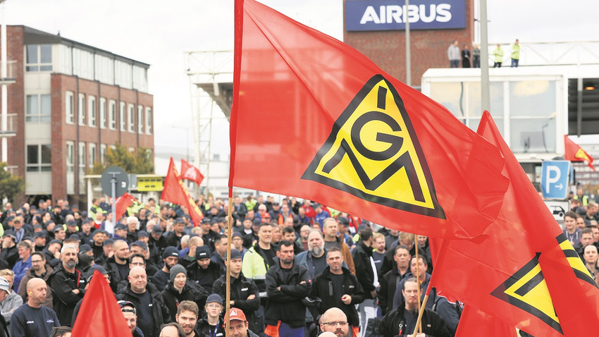 IG Metall sendikasına bağlı Airbus çalışanları Hamburg’da eylem yaptı.  Fotoğraf: Bodo Marks/Picture alliance via Getty Images